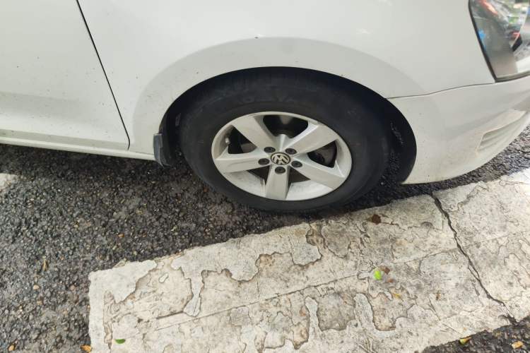 Used Volkswagen Santana 2013 1.6L Manual Fashion Edition Right Front Wheel Hub