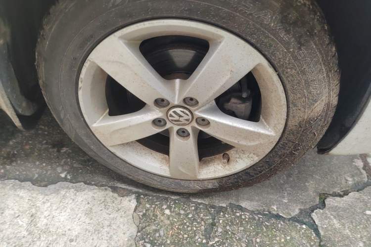 Used Volkswagen Santana 2013 1.6L Automatic Comfort Edition Right Front Wheel Hub