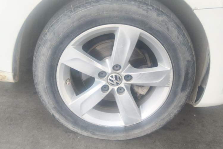 Used Volkswagen Santana 2013 1.6L Automatic Comfort Edition Right Front Wheel Hub