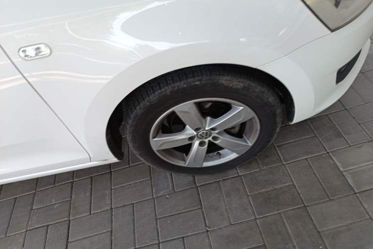 Used Volkswagen Santana 2013 1.6L Automatic Comfort Edition Right Front Wheel Hub