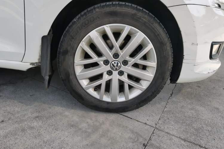 Used Volkswagen Santana 2013 1.6L Automatic Luxury Edition Right Front Wheel Hub