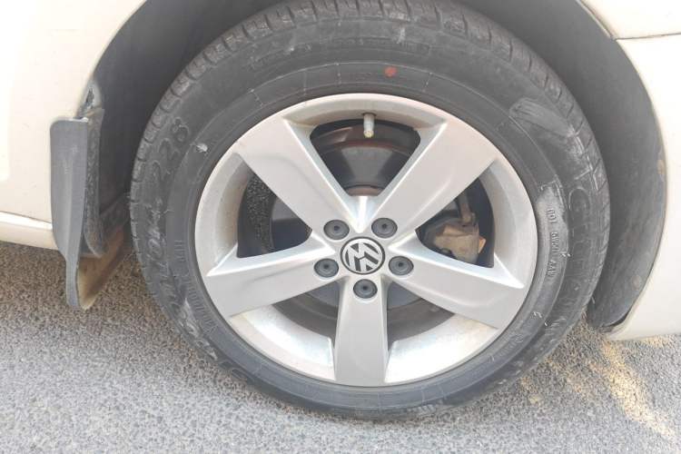Used Volkswagen Santana 2013 1.6L Automatic Comfort Edition Right Front Wheel Hub