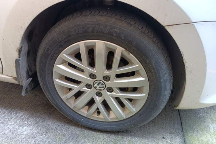 Used Volkswagen Santana 2013 1.6L Manual Luxury Edition Right Front Wheel Hub