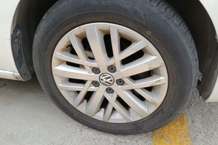 Used Volkswagen Santana 2013 1.6L Automatic Luxury Edition Right Front Wheel Hub