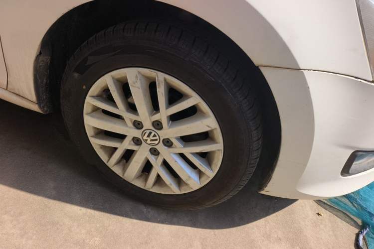 Used Volkswagen Santana 2013 1.6L Automatic Luxury Edition Right Front Wheel Hub