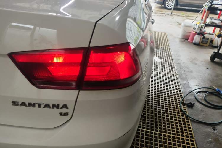 Used Volkswagen Santana 2013 1.6L Automatic Fashion Edition Right Rear Taillight