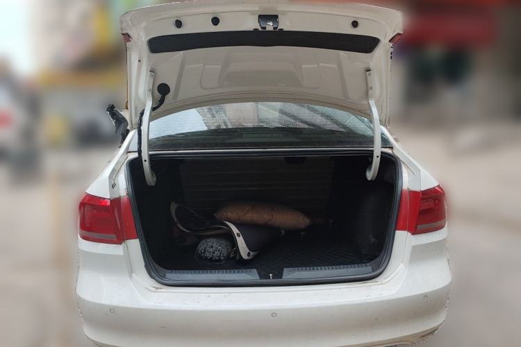 Used Volkswagen Santana 2013 1.6L Automatic Luxury Edition Trunk