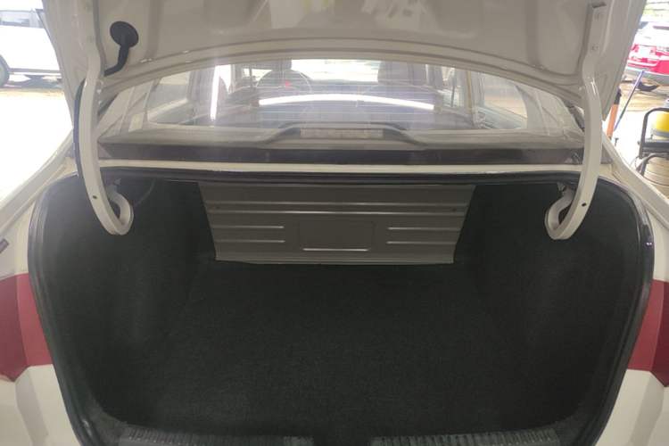 Used Volkswagen Santana 2013 1.6L Automatic Fashion Edition Trunk