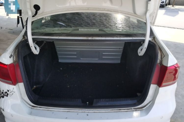 Used Volkswagen Santana 2013 1.6L Automatic Luxury Edition Trunk