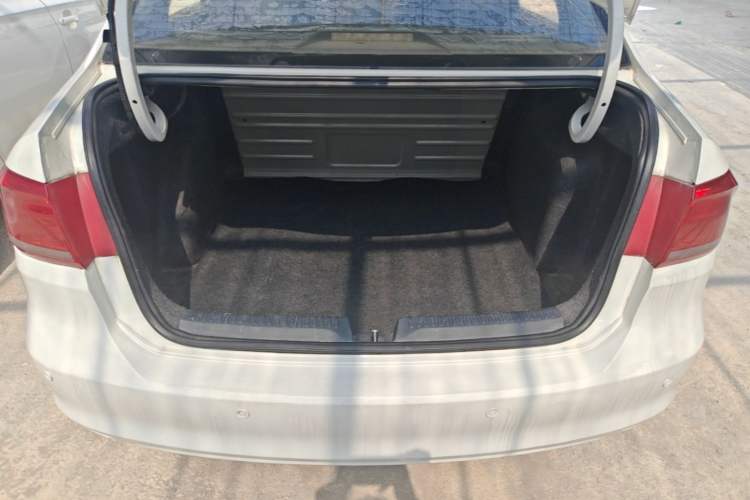 Used Volkswagen Santana 2013 1.6L Manual Fashion Edition Trunk
