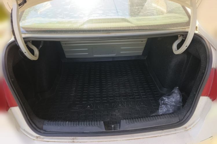 Used Volkswagen Santana 2013 1.6L Automatic Luxury Edition Trunk