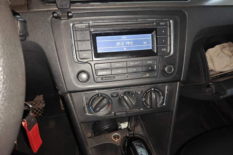 Used Volkswagen Santana 2013 1.6L Automatic Comfort Edition Audio And AC Panel