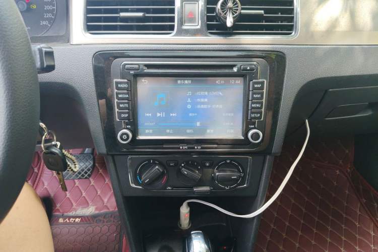 Used Volkswagen Santana 2013 1.6L Automatic Comfort Edition Audio And AC Panel