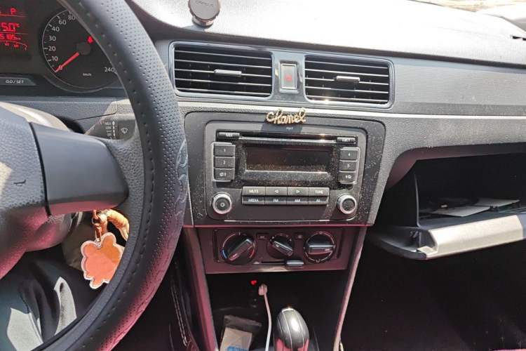 Used Volkswagen Santana 2013 1.6L Automatic Fashion Edition Audio And AC Panel