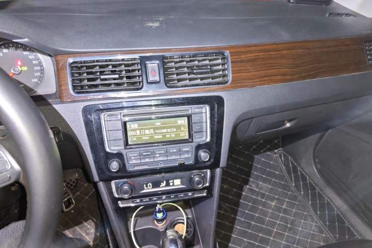 Used Volkswagen Santana 2013 1.6L Automatic Luxury Edition Audio And AC Panel