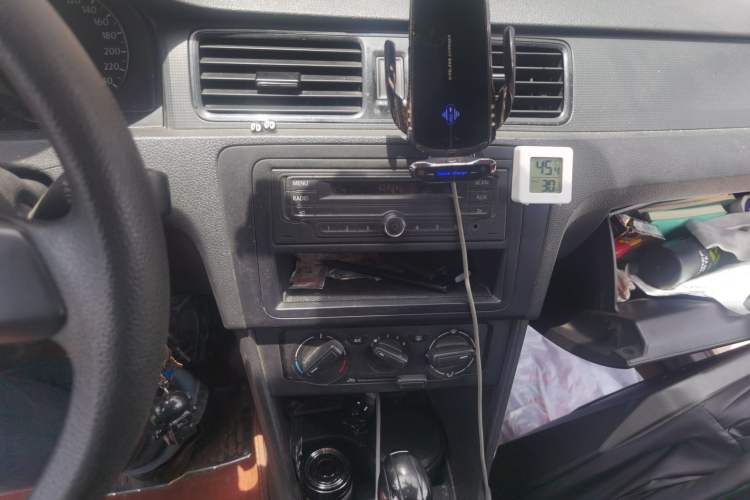 Used Volkswagen Santana 2013 1.6L Automatic Fashion Edition Audio And AC Panel