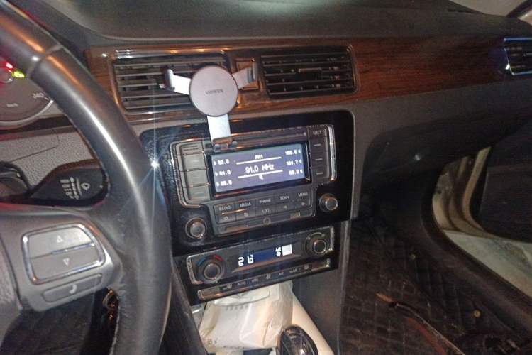 Used Volkswagen Santana 2013 1.6L Automatic Luxury Edition Audio And AC Panel