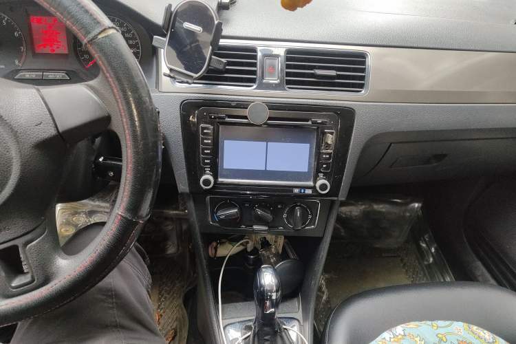 Used Volkswagen Santana 2013 1.6L Automatic Comfort Edition Audio And AC Panel