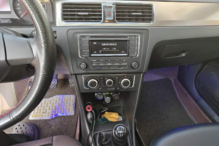 Used Volkswagen Santana 2013 1.6L Manual Comfort Edition Audio And AC Panel