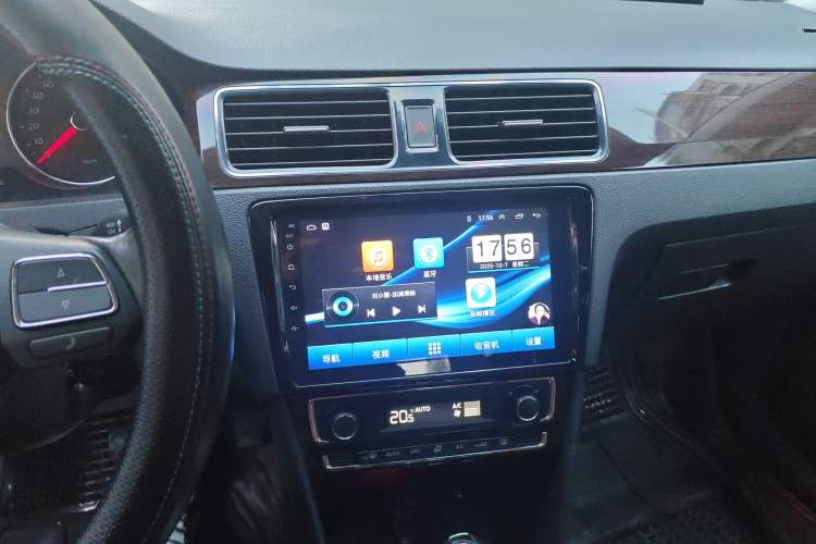Used Volkswagen Santana 2013 1.6L Automatic Luxury Edition Audio And AC Panel