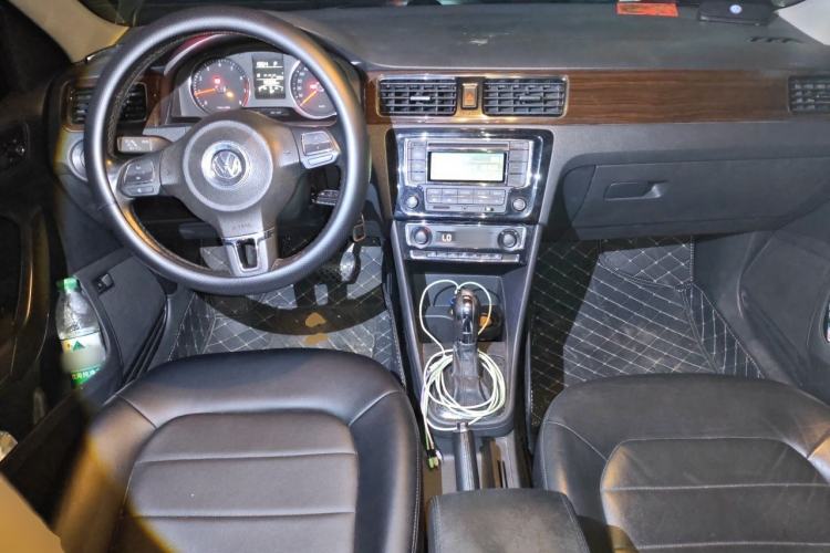 Used Volkswagen Santana 2013 1.6L Automatic Luxury Edition Center Console