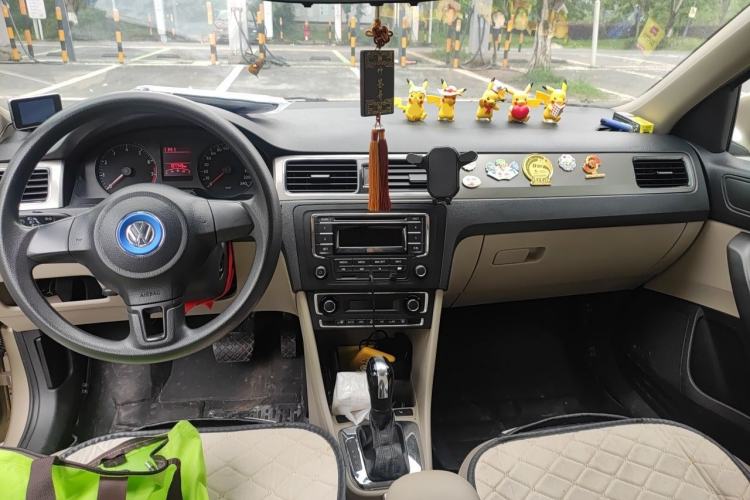 Used Volkswagen Santana 2013 1.6L Automatic Luxury Edition Center Console