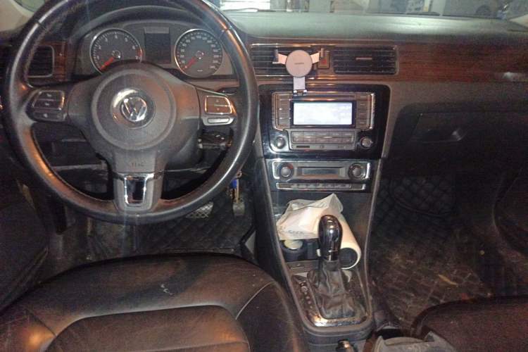 Used Volkswagen Santana 2013 1.6L Automatic Luxury Edition Center Console