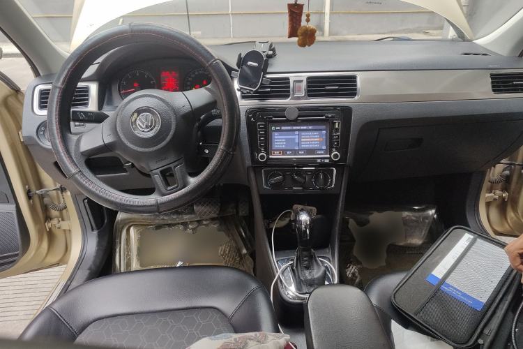 Used Volkswagen Santana 2013 1.6L Automatic Comfort Edition Center Console