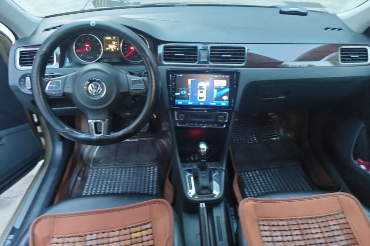 Used Volkswagen Santana 2013 1.6L Automatic Luxury Edition Center Console