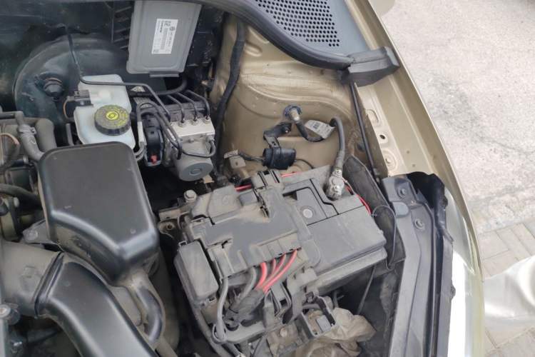 Used Volkswagen Santana 2013 1.6L Manual Luxury Edition Engine Bay Left