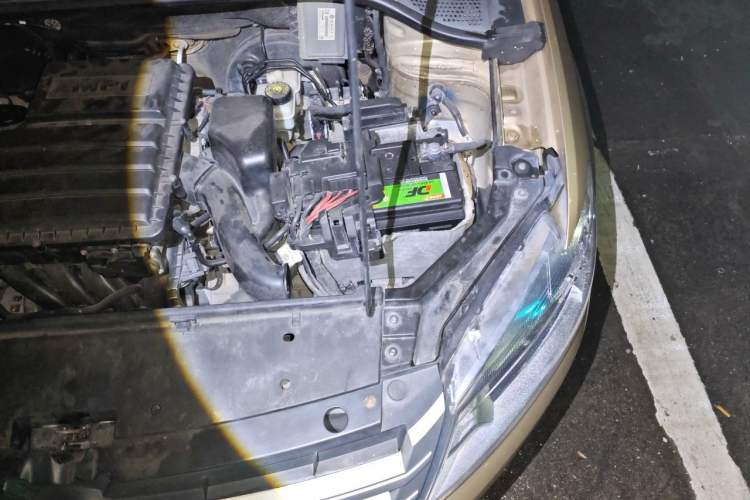 Used Volkswagen Santana 2013 1.6L Automatic Luxury Edition Engine Bay Left