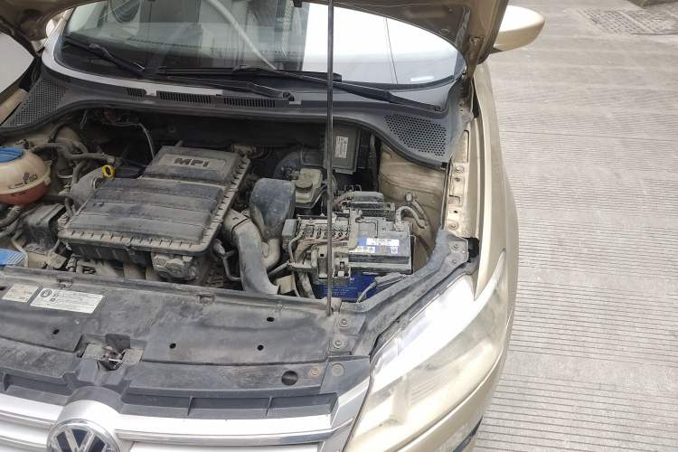 Used Volkswagen Santana 2013 1.6L Automatic Comfort Edition Engine Bay Left