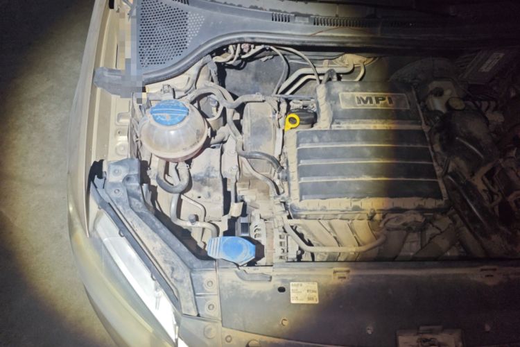 Used Volkswagen Santana 2013 1.6L Automatic Luxury Edition Engine Bay Right