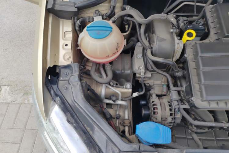 Used Volkswagen Santana 2013 1.6L Manual Luxury Edition Engine Bay Right