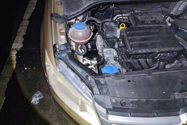 Used Volkswagen Santana 2013 1.6L Automatic Luxury Edition Engine Bay Right