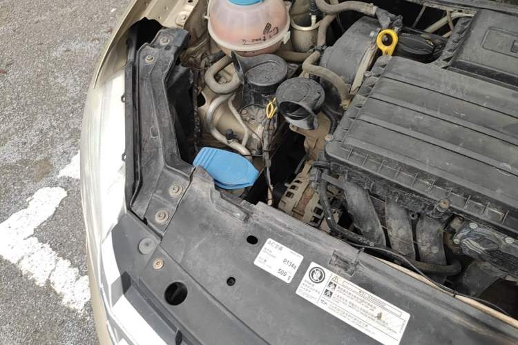 Used Volkswagen Santana 2013 1.6L Automatic Luxury Edition Engine Bay Right