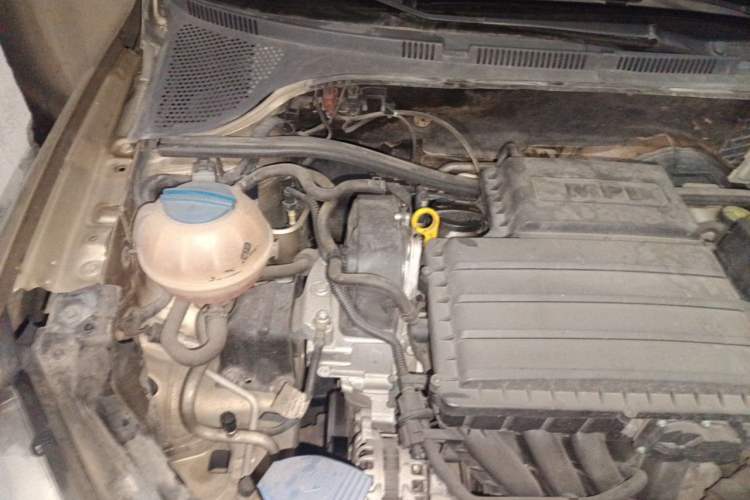 Used Volkswagen Santana 2013 1.6L Automatic Luxury Edition Engine Bay Right