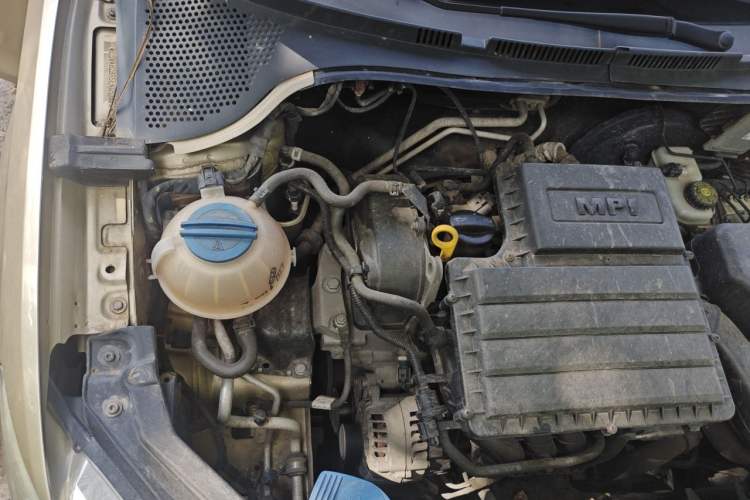 Used Volkswagen Santana 2013 1.6L Manual Comfort Edition Engine Bay Right