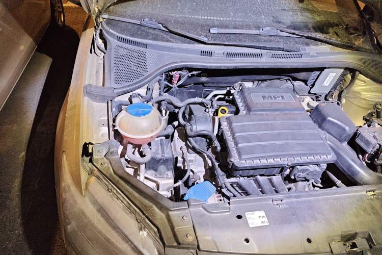 Used Volkswagen Santana 2013 1.6L Manual Comfort Edition Engine Bay Right