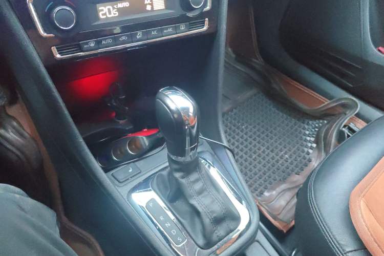 Used Volkswagen Santana 2013 1.6L Automatic Luxury Edition Gear Lever
