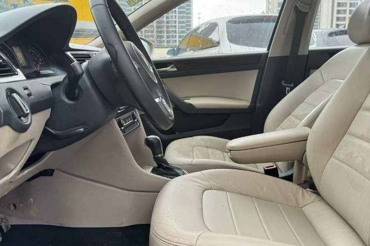 Used Volkswagen Santana 2013 1.6L Automatic Luxury Edition Interior 4