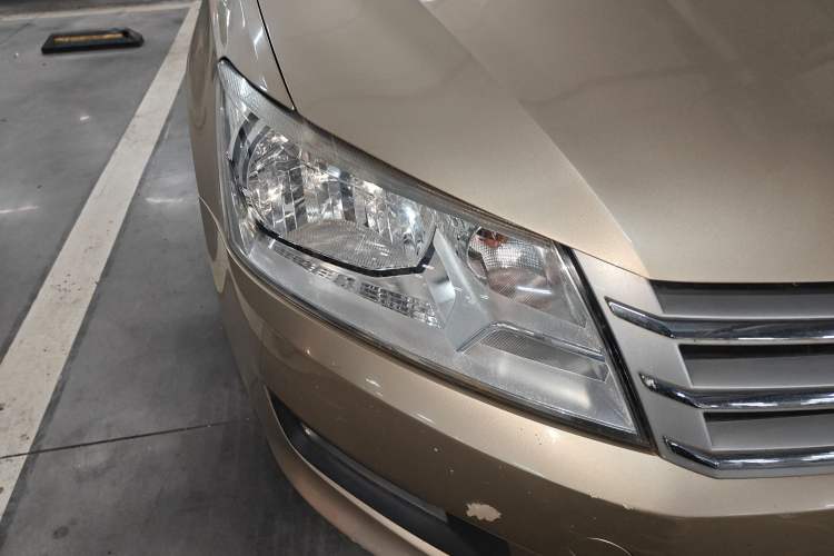 Used Volkswagen Santana 2013 1.6L Automatic Comfort Edition Right Front Headlight