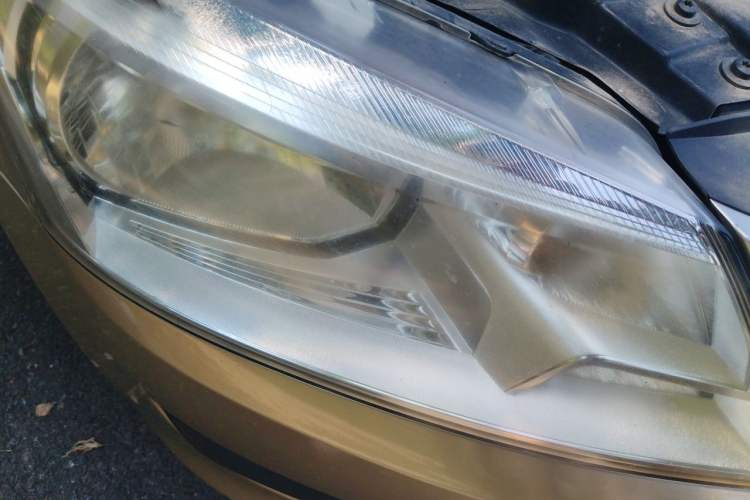 Used Volkswagen Santana 2013 1.6L Automatic Comfort Edition Right Front Headlight