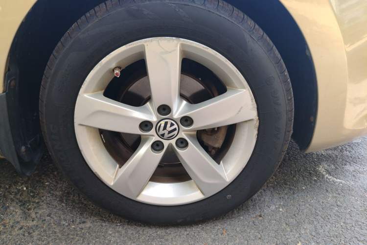 Used Volkswagen Santana 2013 1.6L Automatic Comfort Edition Right Front Wheel Hub