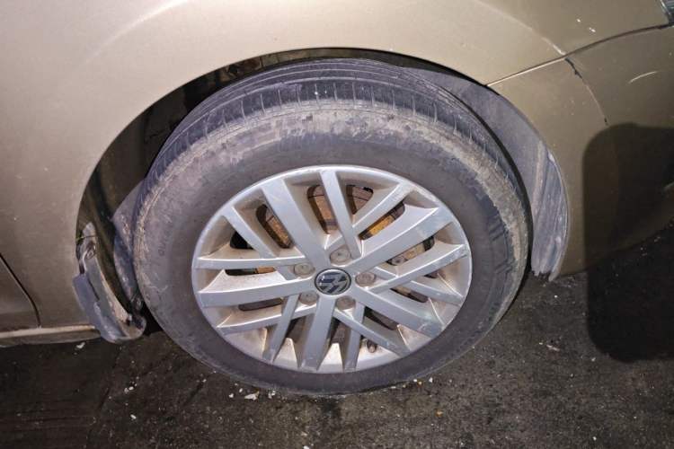 Used Volkswagen Santana 2013 1.6L Automatic Luxury Edition Right Front Wheel Hub