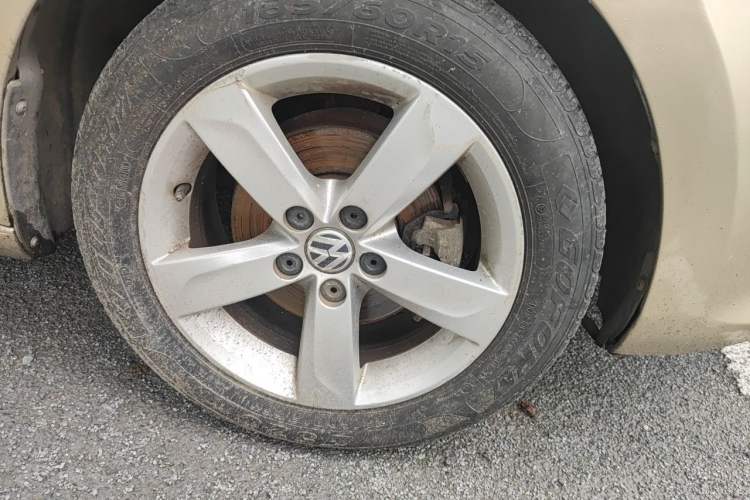 Used Volkswagen Santana 2013 1.6L Automatic Luxury Edition Right Front Wheel Hub