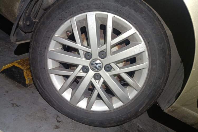 Used Volkswagen Santana 2013 1.6L Automatic Luxury Edition Right Front Wheel Hub