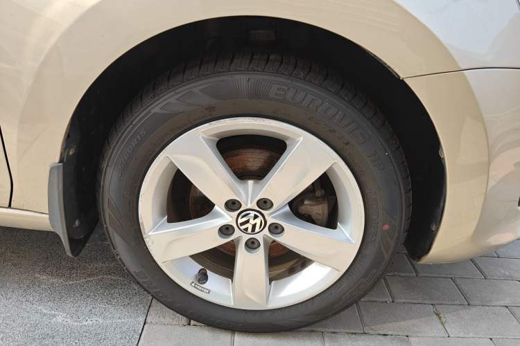Used Volkswagen Santana 2013 1.6L Manual Comfort Edition Right Front Wheel Hub