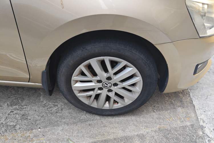Used Volkswagen Santana 2013 1.6L Automatic Luxury Edition Right Front Wheel Hub