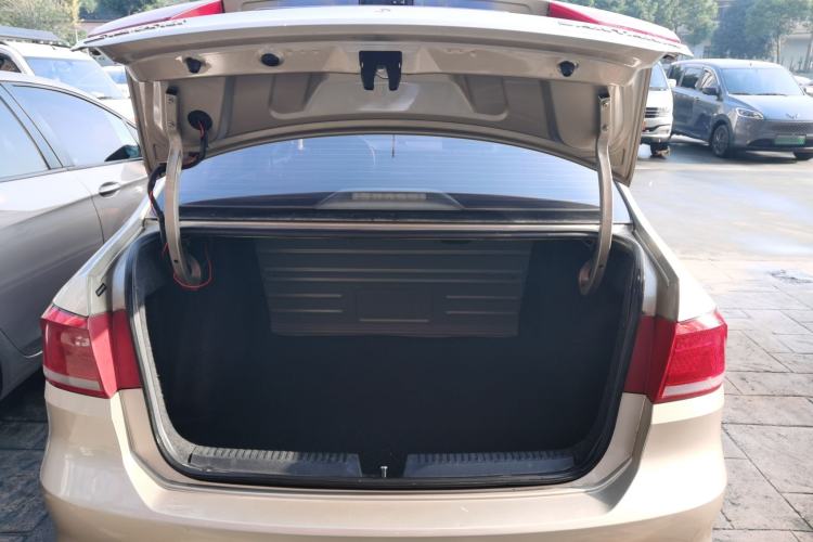 Used Volkswagen Santana 2013 1.4L Manual Fashion Edition Trunk